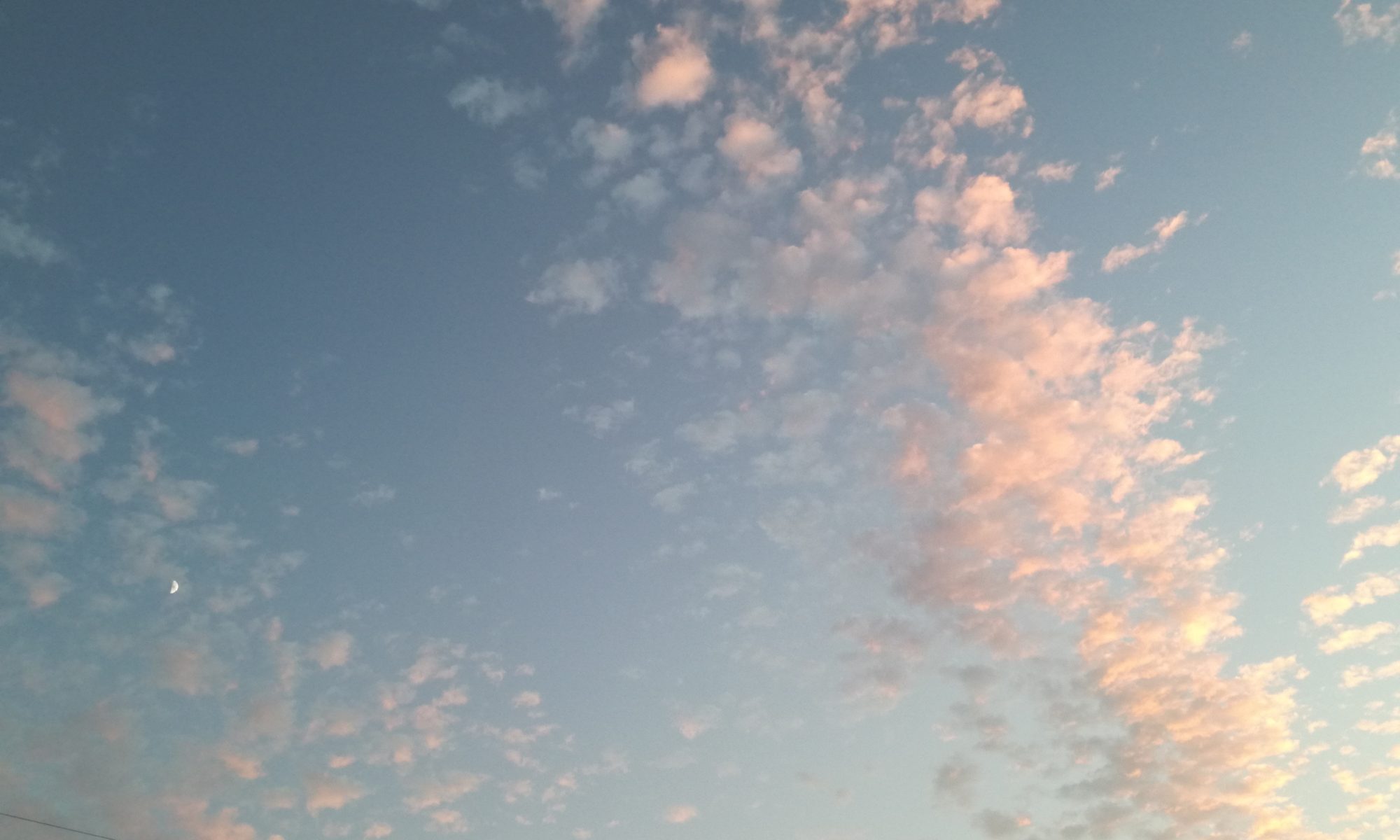 青空　ピンク色の雲